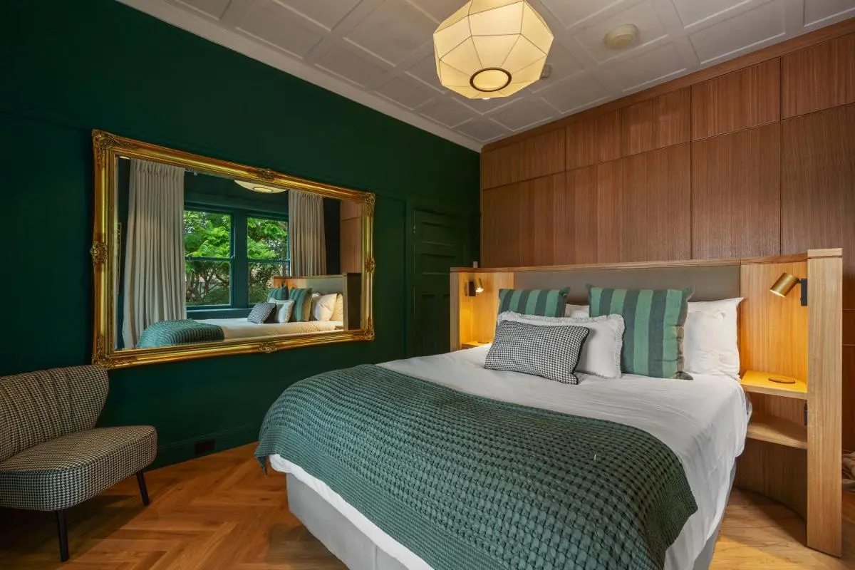 Image 1 of Luxe Lavender Bay – An Iconic Couple’s Nest