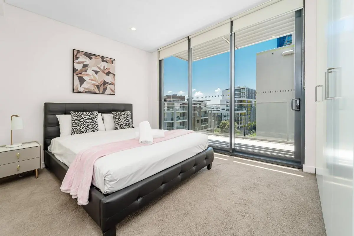 Image 6 of Mascot Spacious Loft Apt Near Train