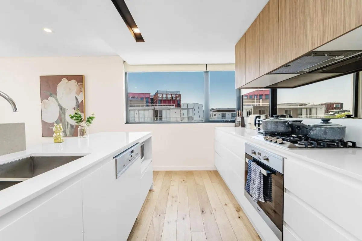 Image 3 of Mascot Spacious Loft Apt Near Train