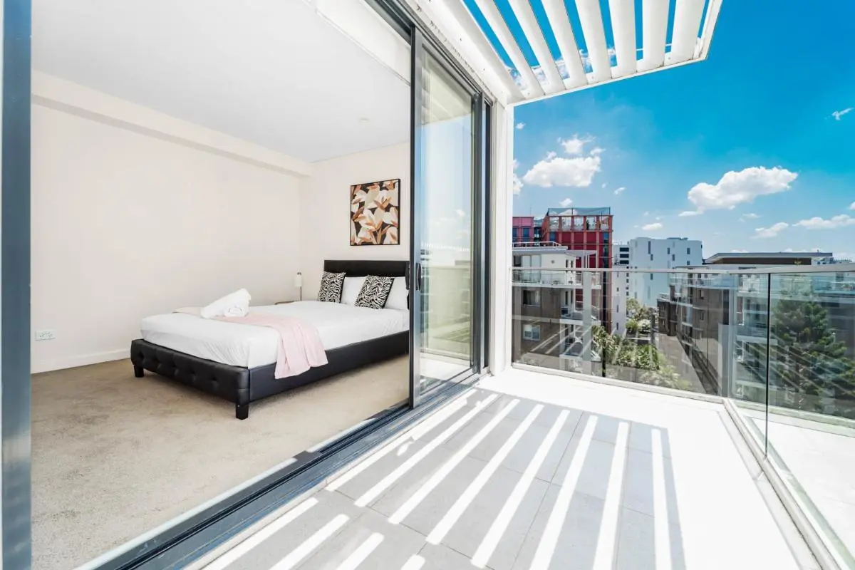 Image 1 of Mascot Spacious Loft Apt Near Train