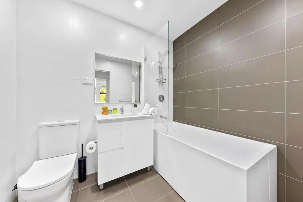 Image 2 of Oasis Near CBD, Close to EVERYTHING!!!