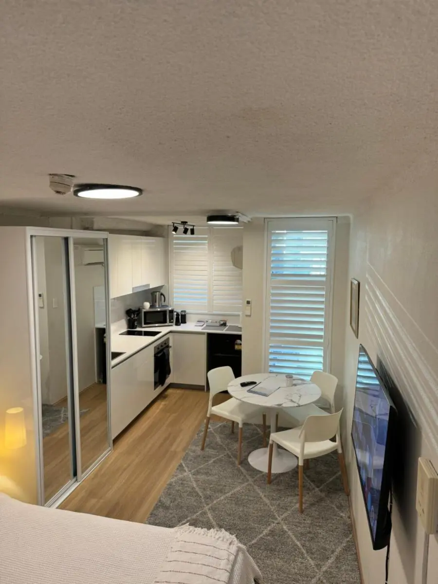 Image 4 of Renovated Central Studio w pool & just off Oxford St