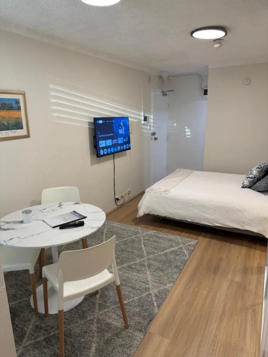 Image 1 of Renovated Central Studio w pool & just off Oxford St