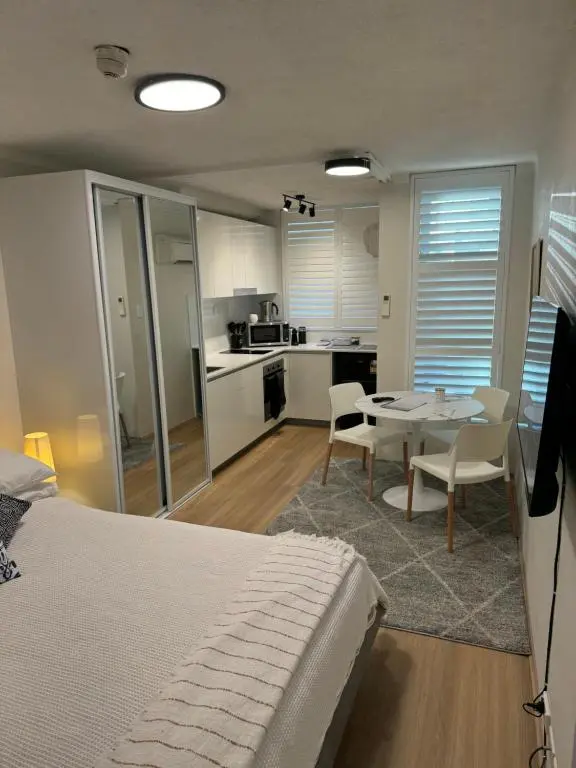 Image of Renovated Central Studio w pool & just off Oxford St