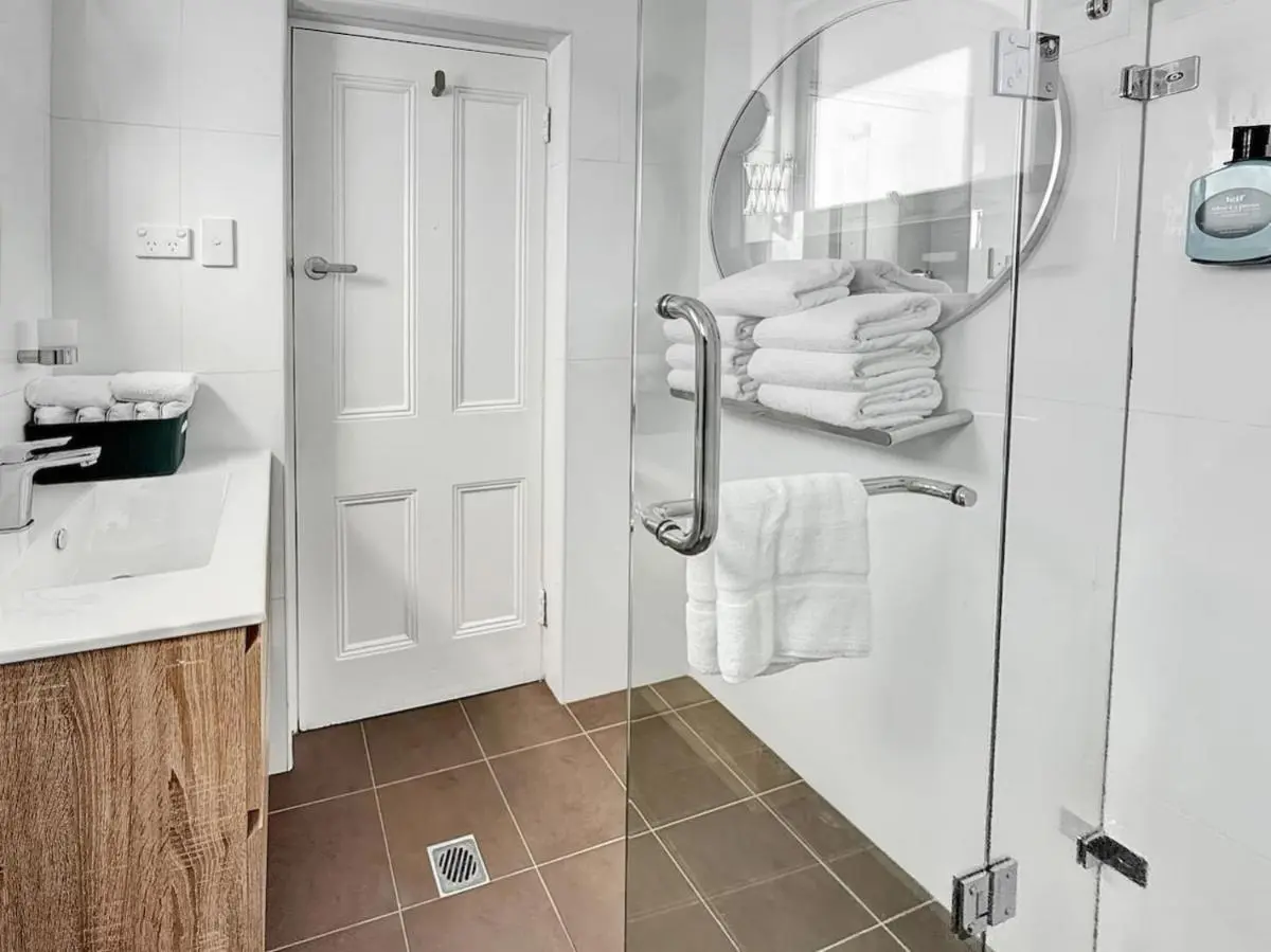 Image 1 of Serviced Luxury Condo, Parkside, moments to metro