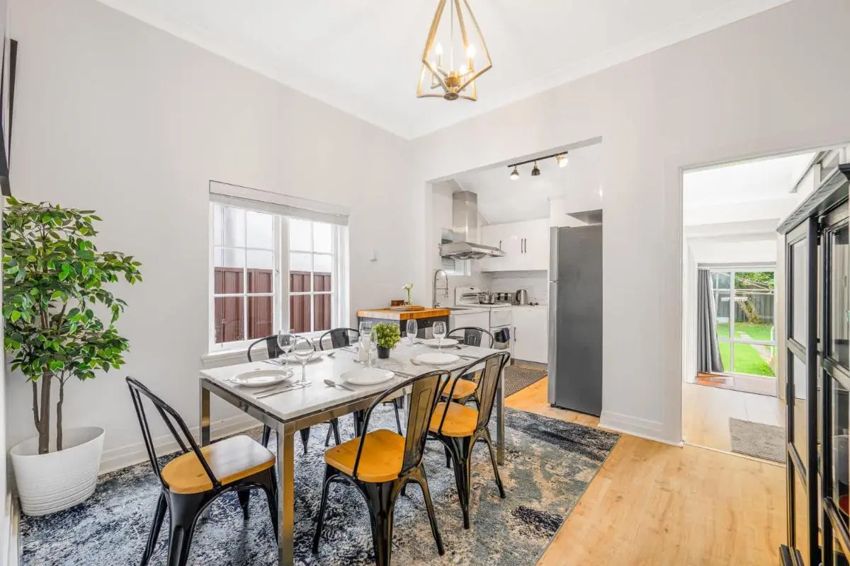 Image 5 of Spacious 4BR Straithfield house close 2 airport city