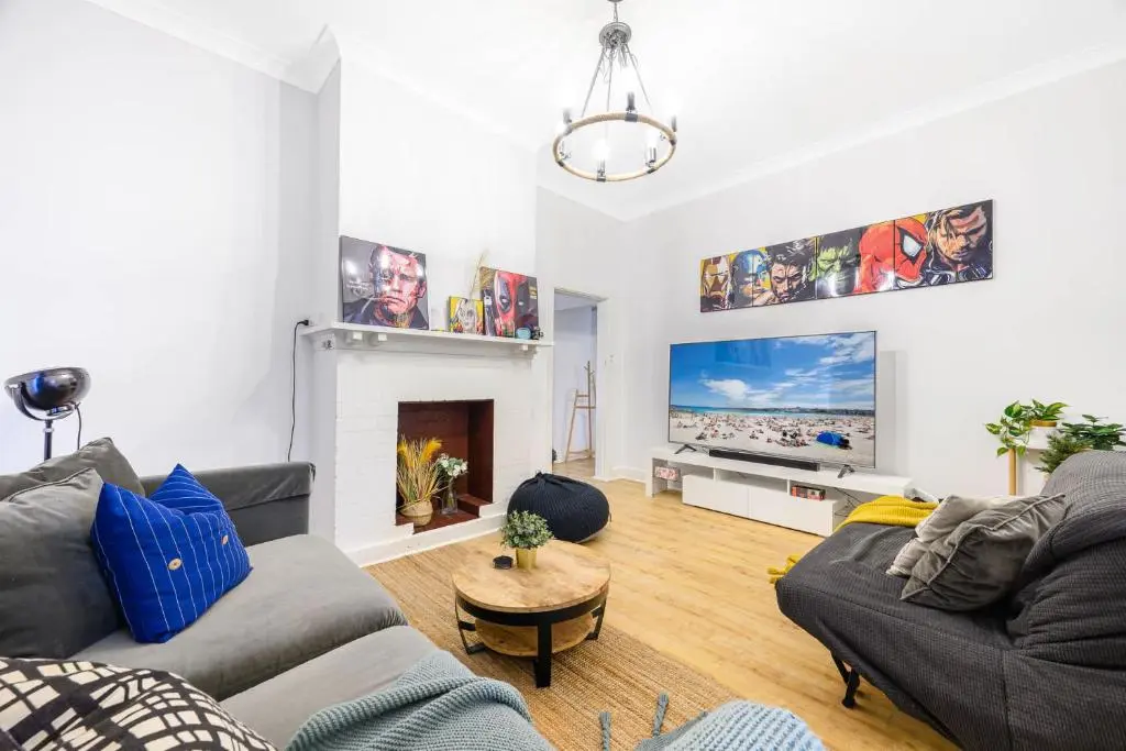 Image of Spacious 4BR Straithfield house close 2 airport city