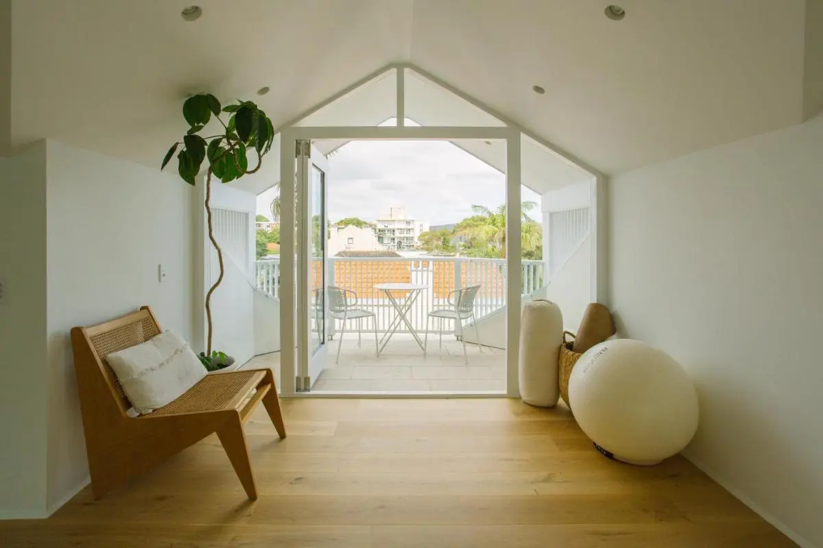 Image 2 of Spacious 4-Bedroom Manly Beach Apartment, Balcony, Bath & Fireplace, 2 Min to Beach