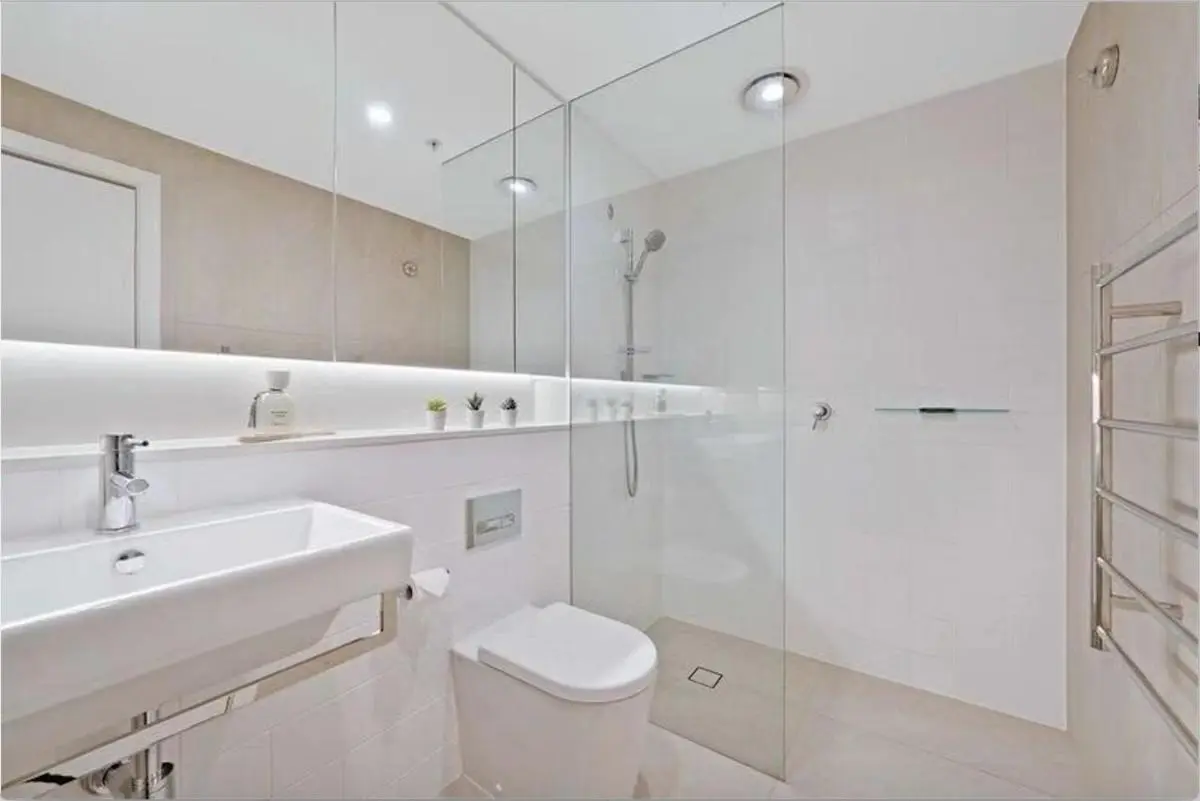 Image 2 of Stylish 1BR Entire CBD Apt 5 Minutes Train Station