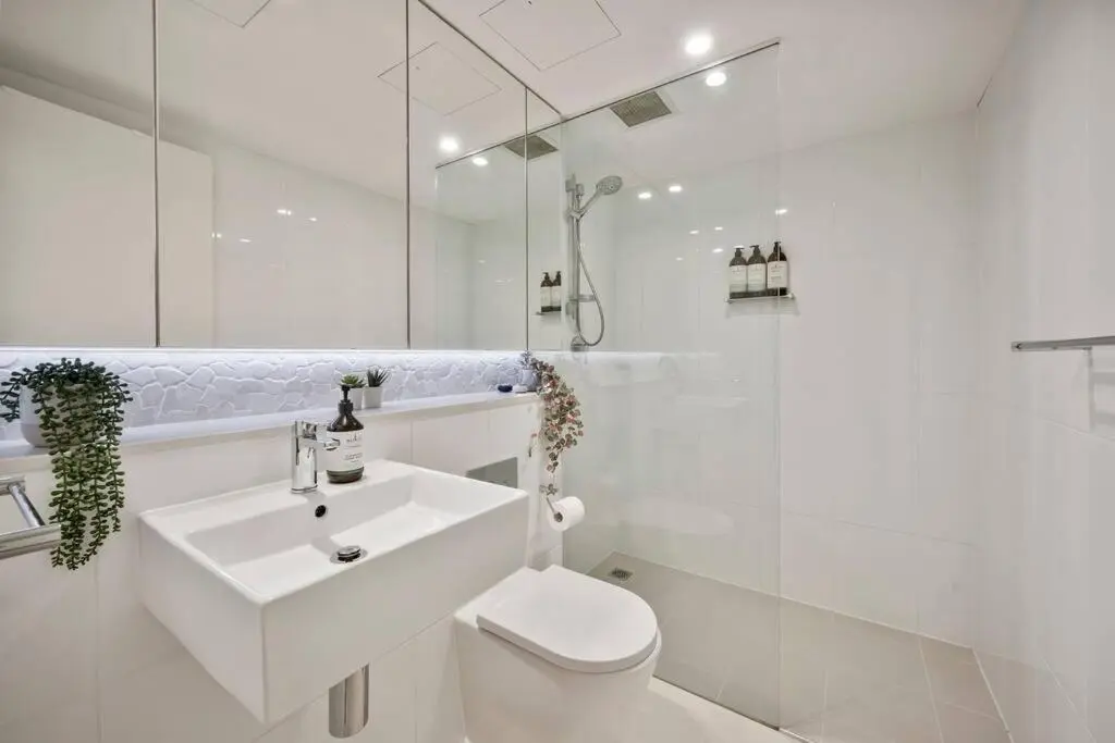 Image 4 of Stylish & Modern Beach Pad – Balcony AC BBQ Lift