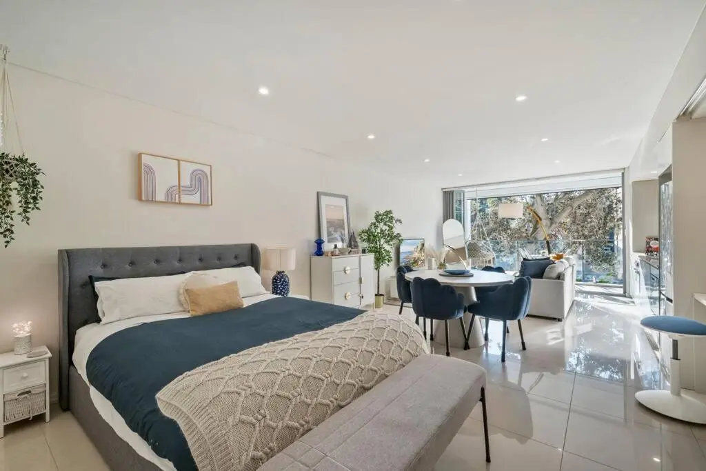 Image 2 of Stylish & Modern Beach Pad – Balcony AC BBQ Lift