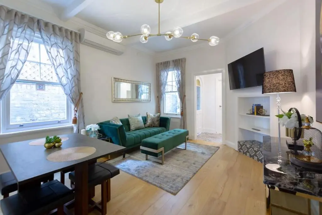 Image 4 of Sydney CBD stylish water view apartment 58