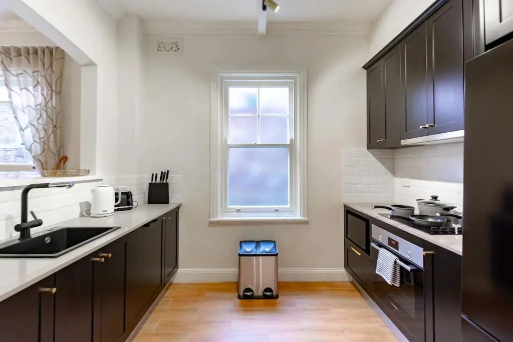 Image 2 of Sydney CBD stylish water view apartment 58