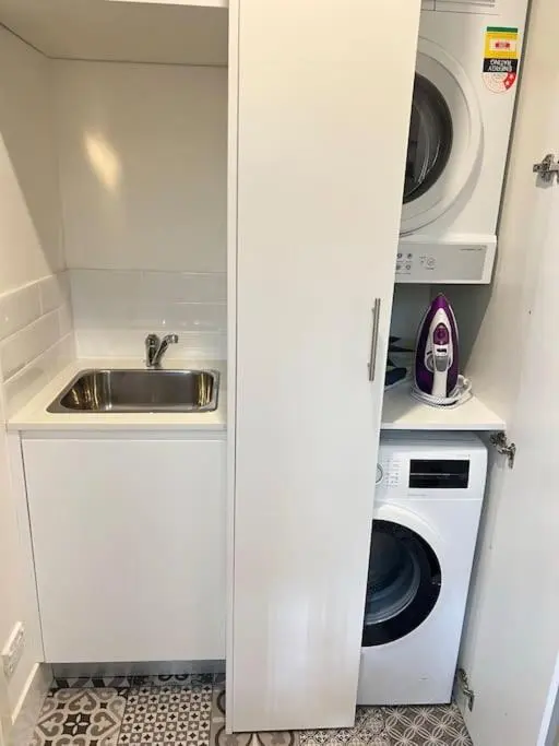 Image 3 of Sydney CBD stylish water view apartment 58