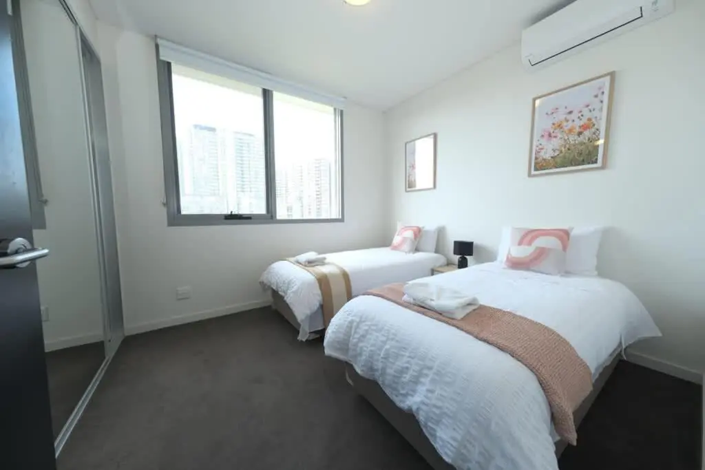 Image 4 of Sydney wentworth point 2bed close SYD Olympic park