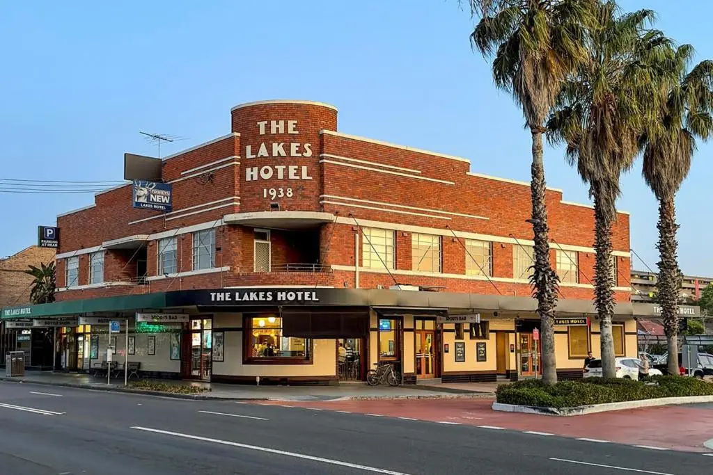 Image of The Lakes Hotel, Rosebery
