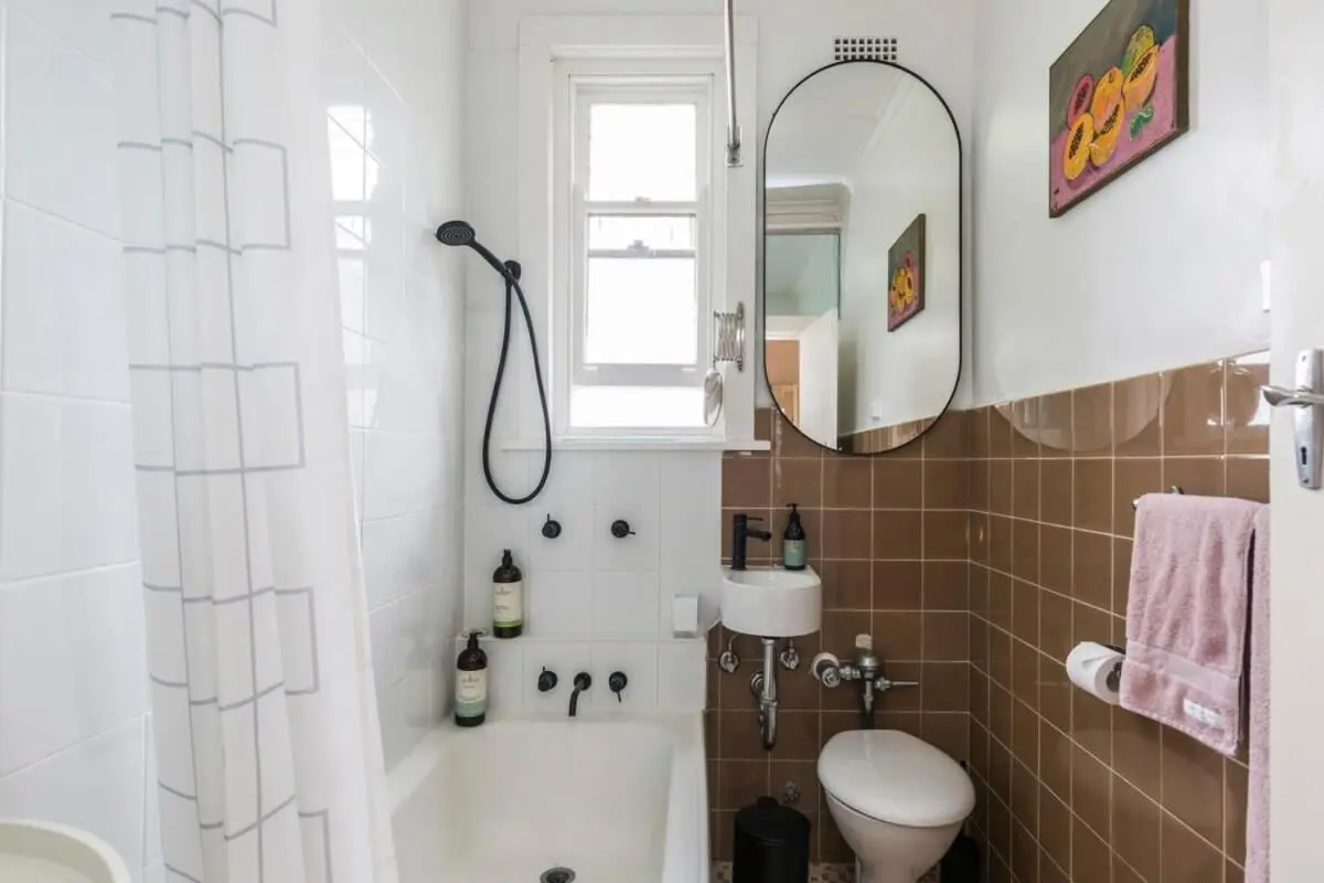 Image 2 of Top Floor 1 Bedroom Apt with Views Close To CBD