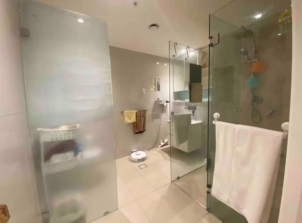 Image 1 of Waterfront 2 bedders Whole unit w car space 2m