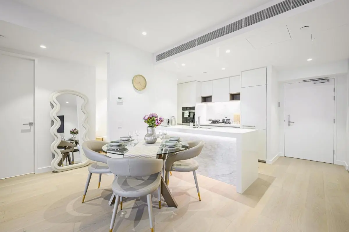 Image 4 of Waterfront CBD luxury 1Br with best view