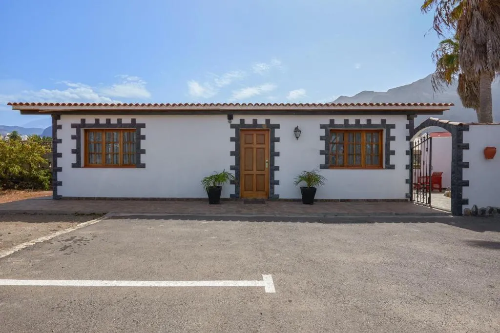 Image 2 of 2 bedrooms house with shared pool enclosed garden and wifi at Buenavista del Norte 1 km away from the beach