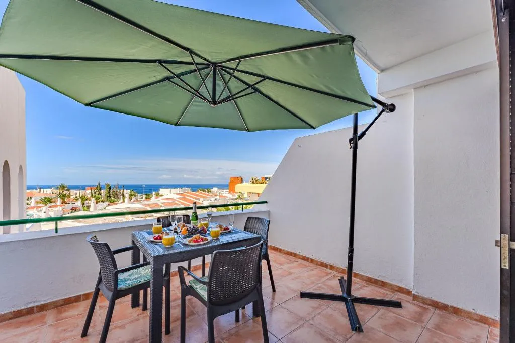 Image of Heated Pool Costa Adeje in front of a beach