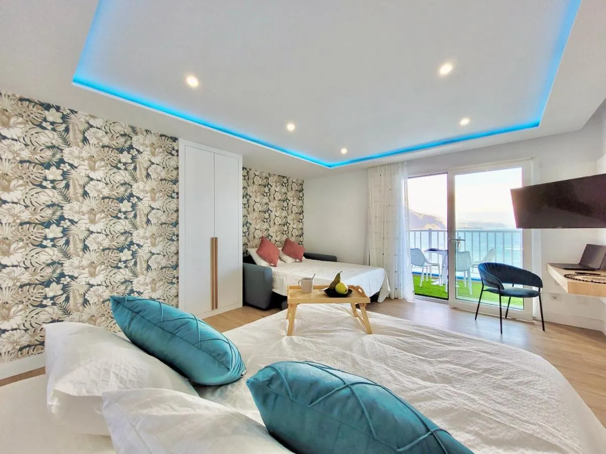 Image 4 of Holiday Feel A