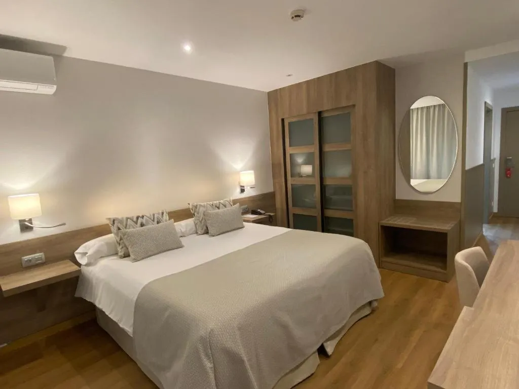 Image 1 of Hotel Colon Rambla