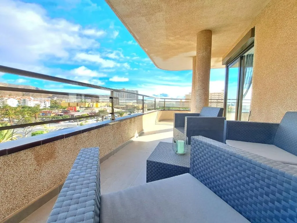 Image 2 of Newly reformed 2 bedroom apartment in the center of Los Cristianos