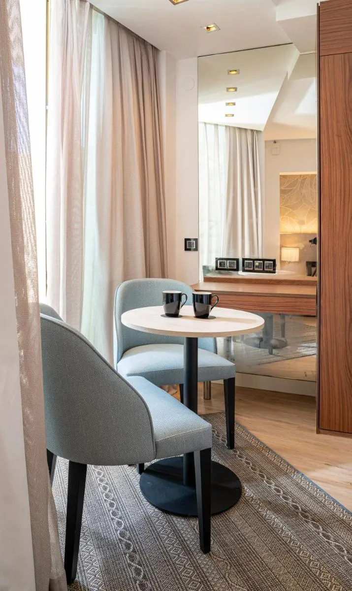 Image 3 of Sir Anthony