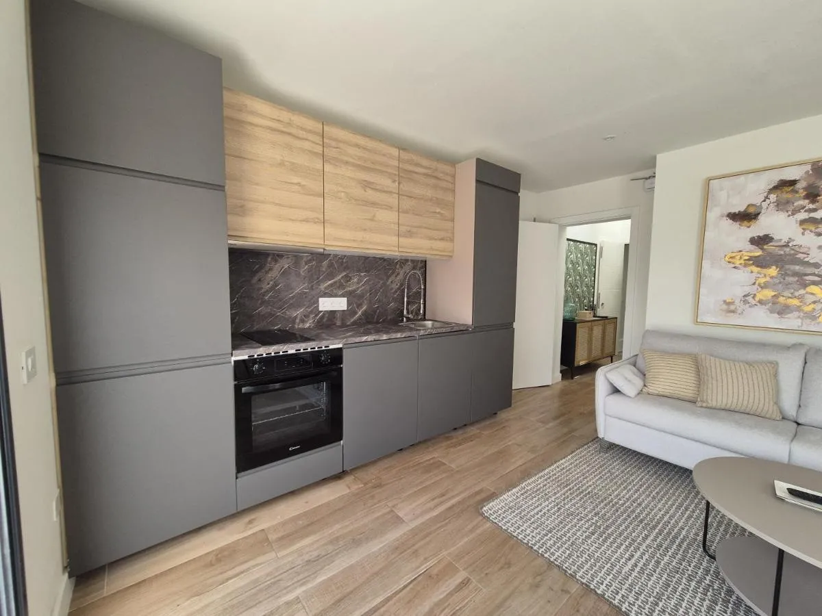 Image 3 of 5 Dragos Suites