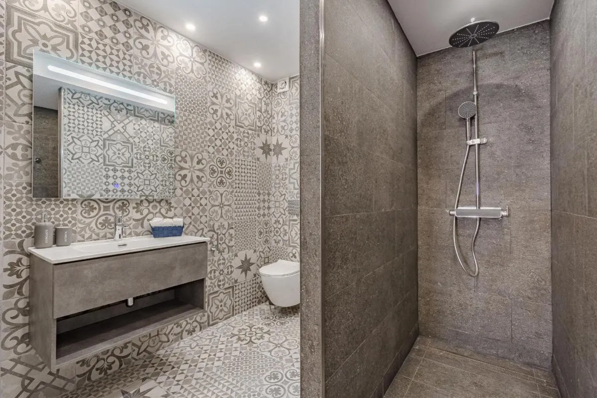 Image 2 of Angel’s Tropical Suite