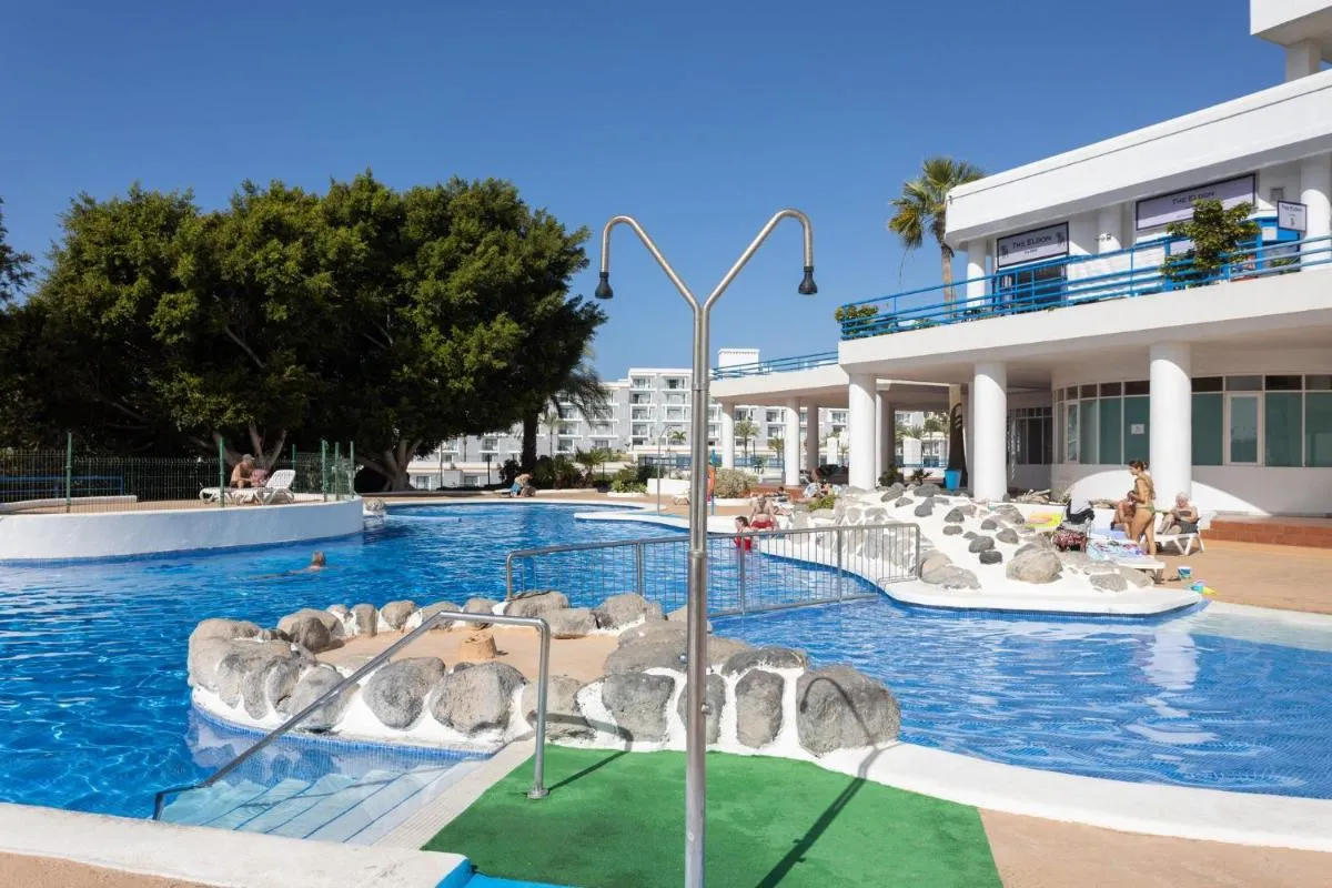 Image 3 of Apartment with beach at 50 meters, swimming pool and wonderful oceansunset view