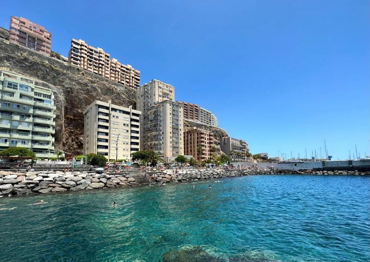 Image 4 of Artistic beachfront apartment