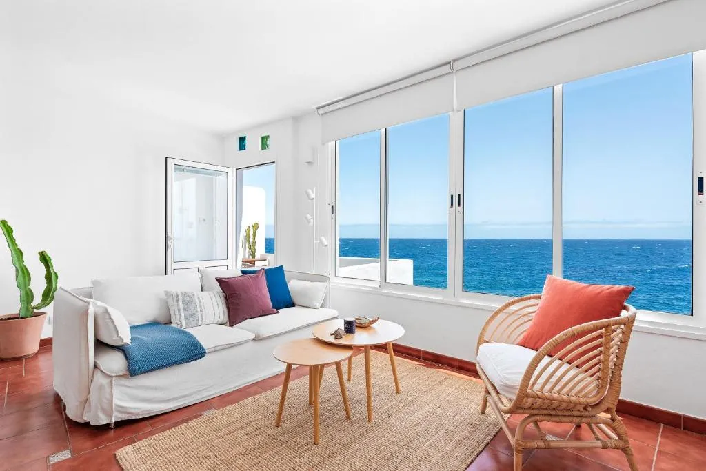 Image of Canary casita next to the Atlantic Ocean