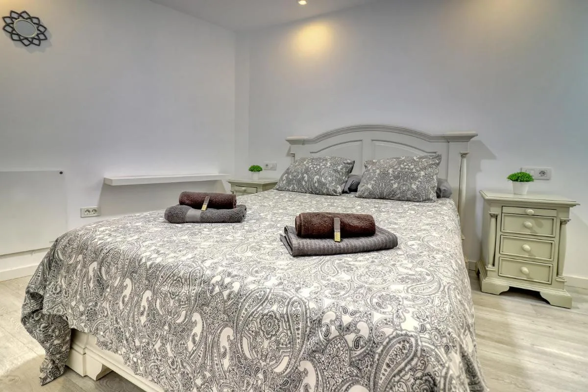 Image 4 of Central Modern Apartment with Private parking & Ocean view & Coffee corner