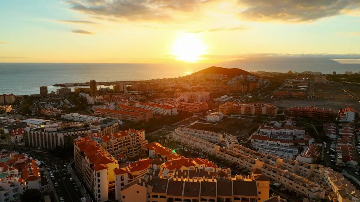 Image 6 of Cosy, 3 bedroom apartment, with heated pool and ocean view, Los Christianos, Arona