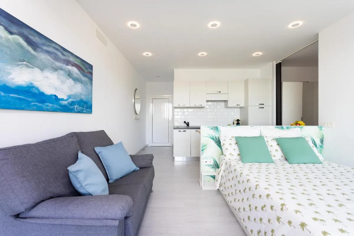 Image 4 of Front beach studio