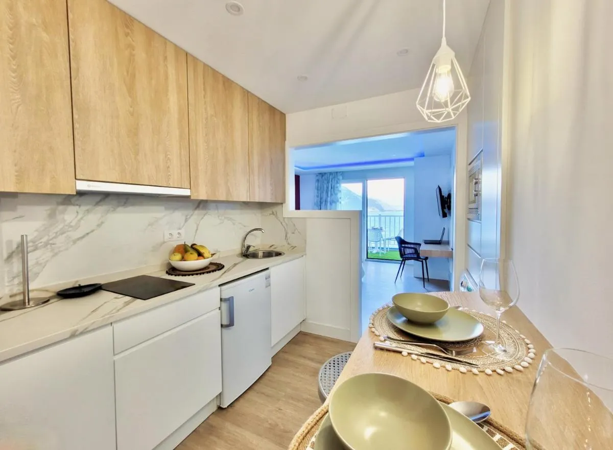 Image 6 of Holiday Feel B – Studio