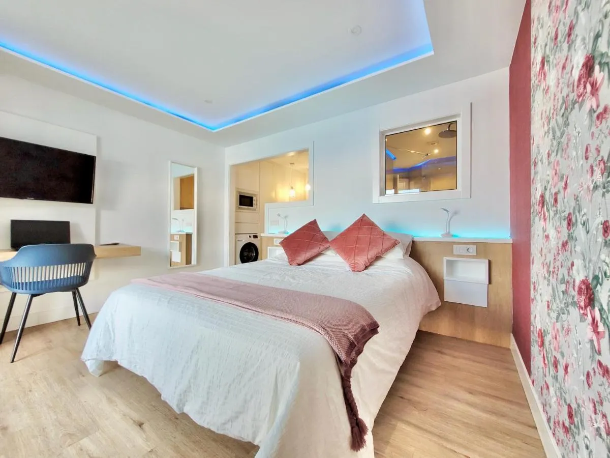 Image 5 of Holiday Feel B – Studio