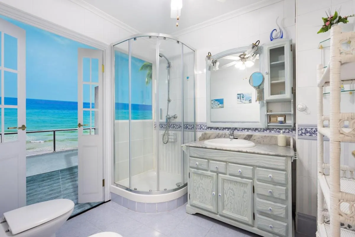 Image 2 of LUXURY VILLA WITH PRIVATE POOL WITH AIRCON,Playa del Duque