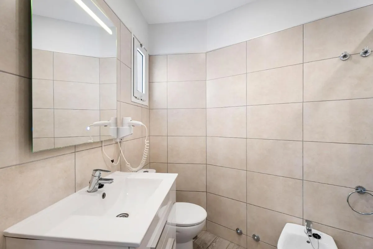 Image 2 of Las Flores 407