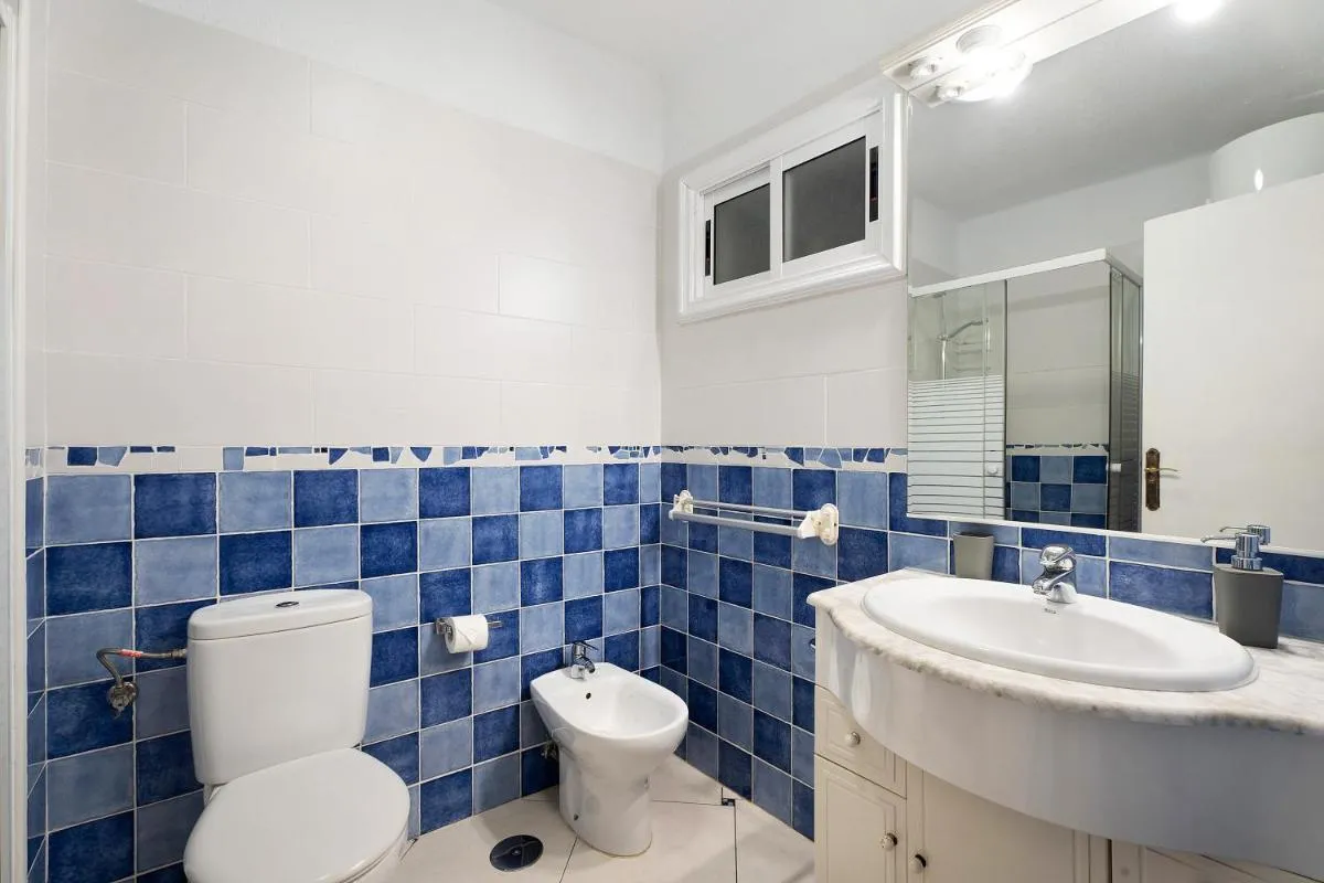 Image 2 of Los Geranios 82