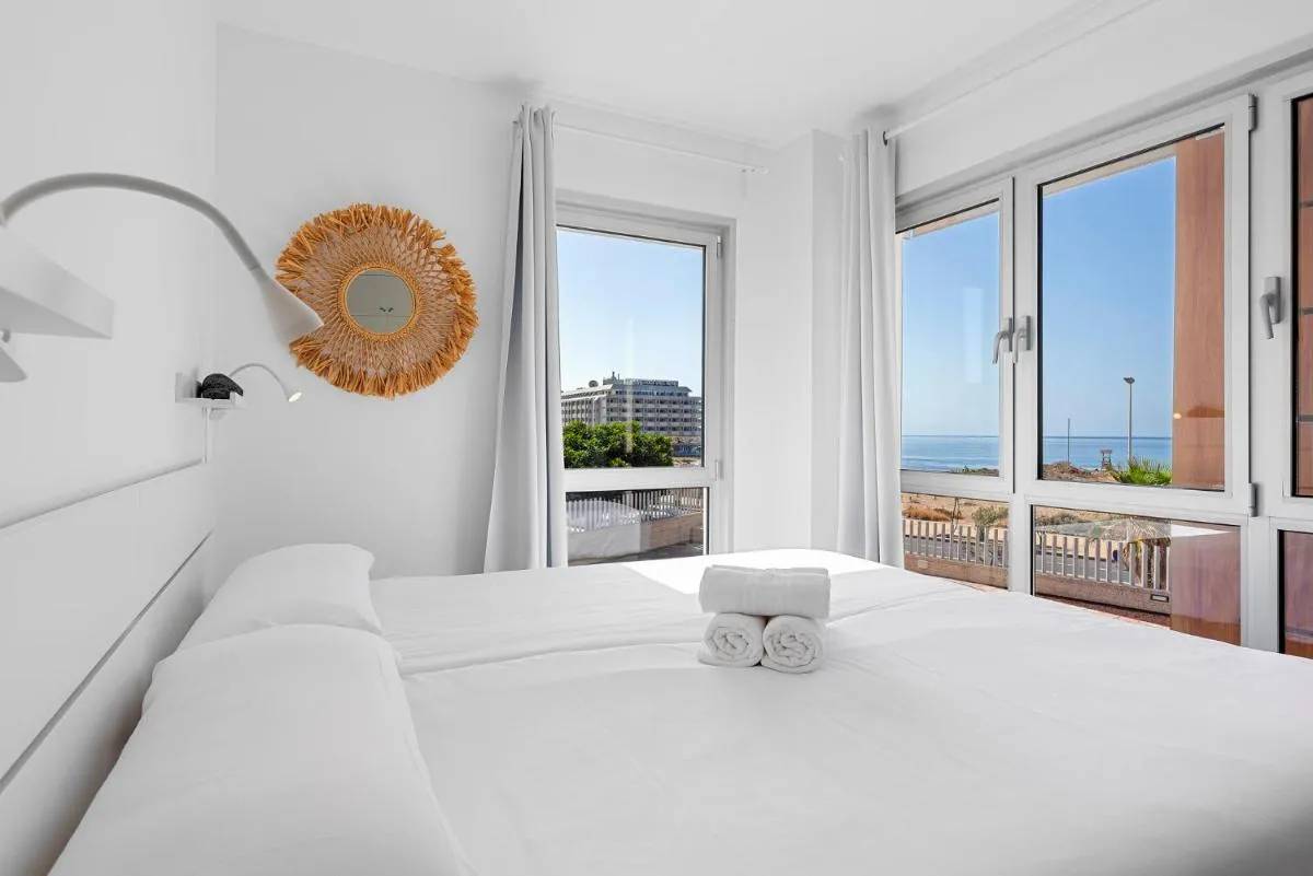 Image 2 of MEDANO4YOU Surfers Paradise Beachfront Home