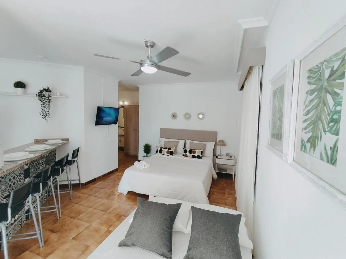 Image 4 of “MINI GOLF ESTUDIO” Terraza privada y piscina