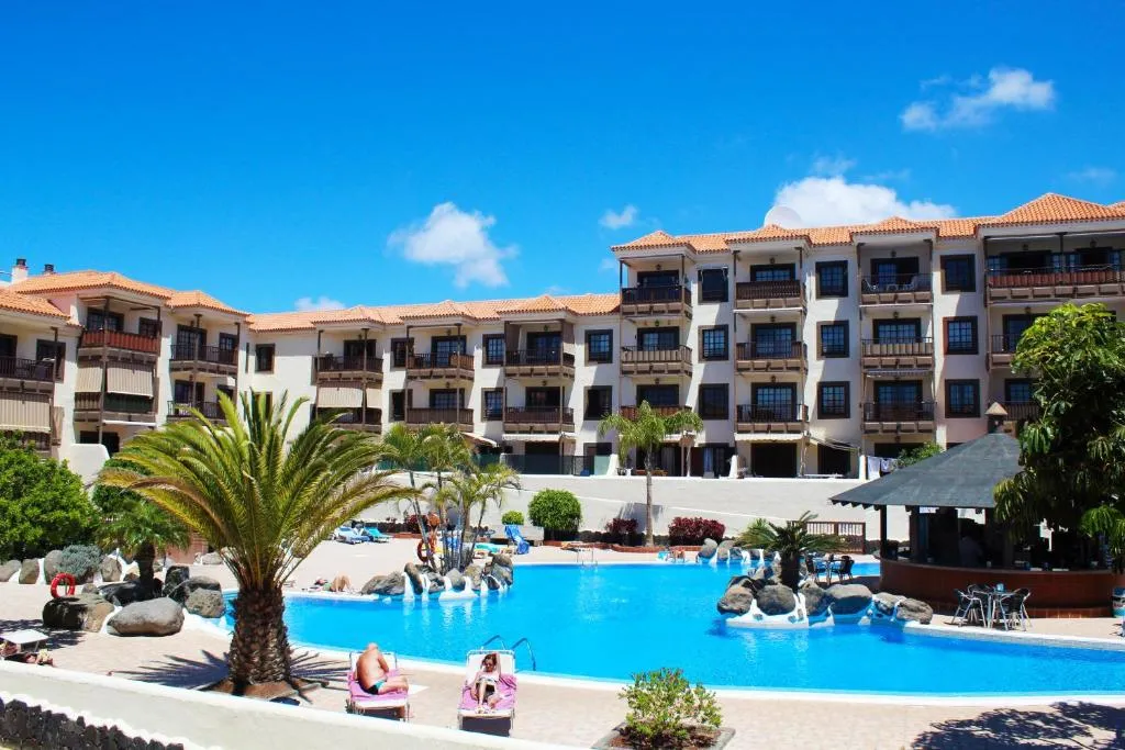 Image of Mar y piscina en Costa del Silencio