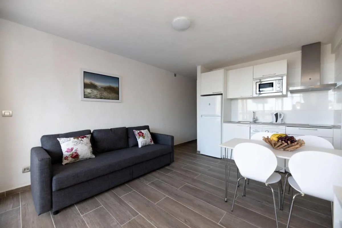 Image 4 of Modern Apartment with pool and Wifi