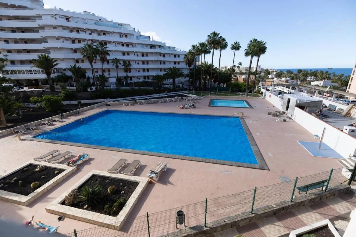 Image 3 of Modern Apartment with pool and Wifi