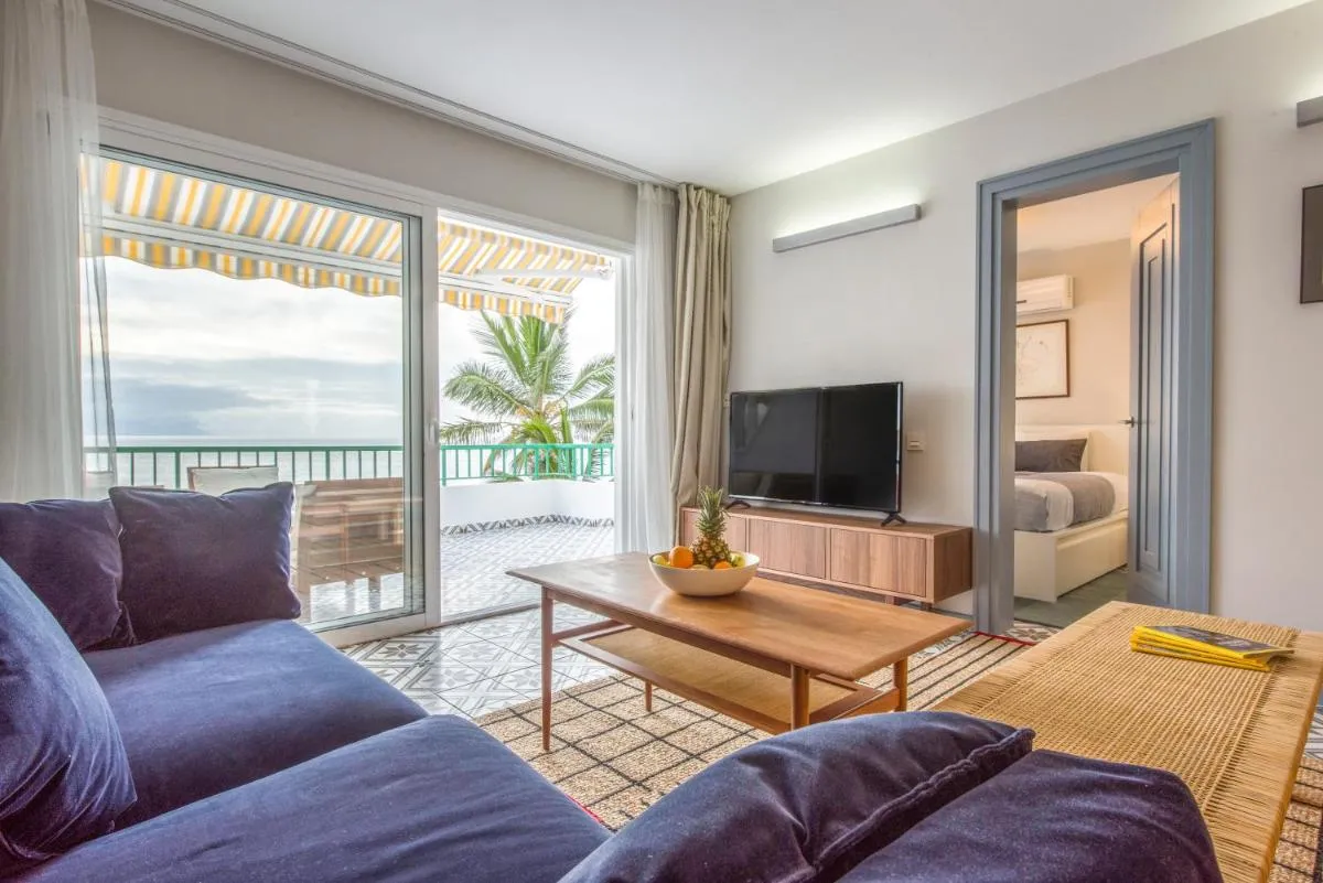 Image 5 of Modern, bright and welcoming oceanfront apartment