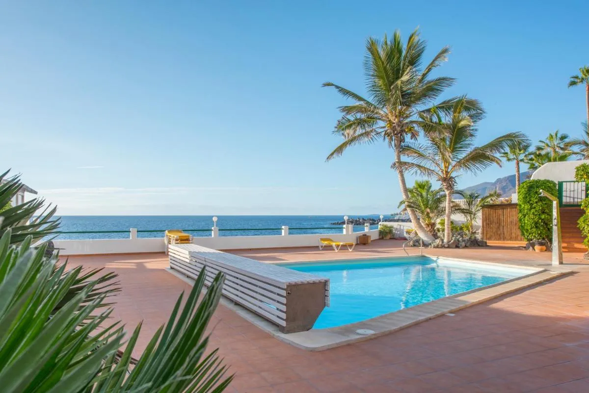Image 3 of Modern, bright and welcoming oceanfront apartment