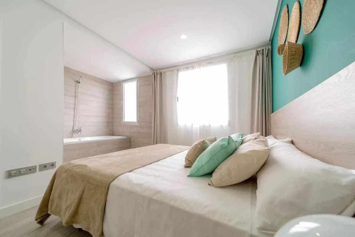 Image 1 of Ocean Garden Suite 52 con vistas al mar